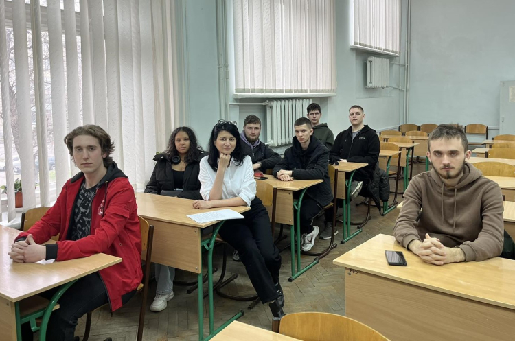 Навички ефективної комунікації в групах опановували студенти